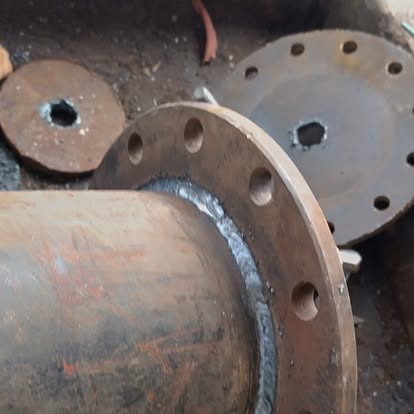 Welded steel pipe flange for hydram assembly