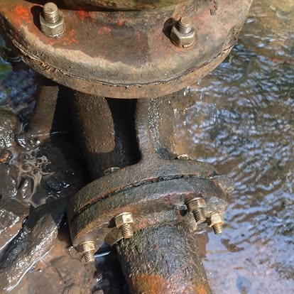Bolted wet flanges on drive pipe at the stream